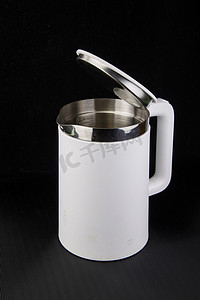 烧水壶水垢摄影照片_白色电器热水壶