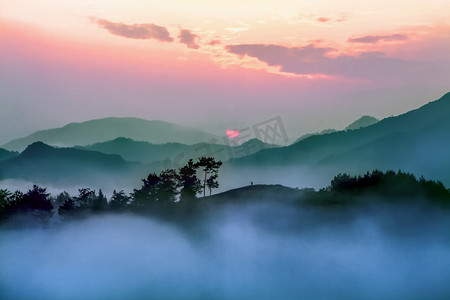 logo太阳能摄影照片_山峰和太阳摄影图