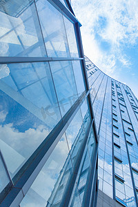 仰拍城市建筑玻璃高楼摄影图