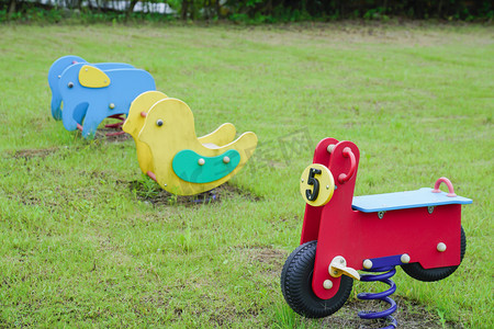 儿童节玩具摄影照片_夏天下午室外游乐设施公园摄影摄影图配图