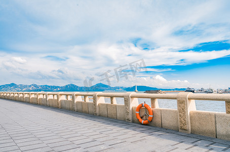 清新云彩摄影照片_蓝天白云夏日出游海岸摄影图配图