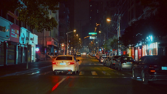 夜晚街道摄影照片_慢镜头夜晚孤独的城市街头