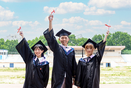 人像白天大学毕业生操场举起证书摄影图配图