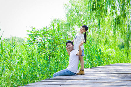 父女亲情亲子父亲节家庭摄影图配图