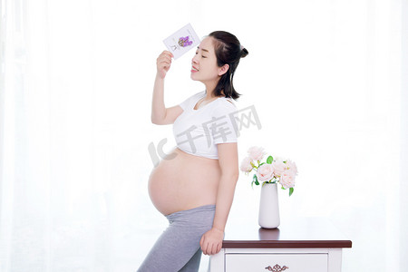 孕妇摄影照片_孕妇快乐妈妈人像三胎孕妈咪摄影图配图