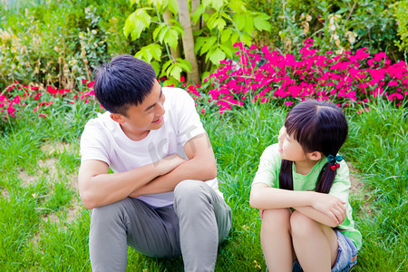 父女亲情陪伴家庭和谐摄影图配图