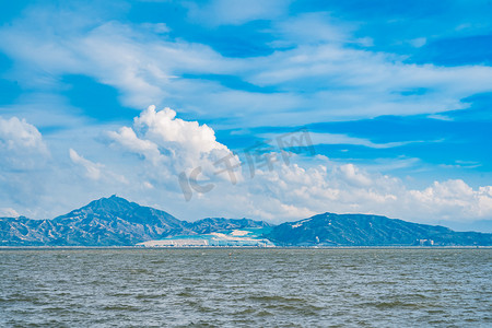 蓝天白云大海摄影照片_大海风光海景蓝天白云摄影图配图