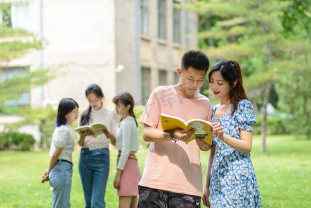 书摄影照片_人像白天五个学生校园看书摄影图配图