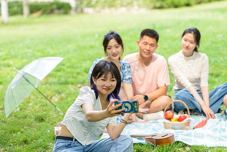 人像夏天四个人草地拍照摄影图配图