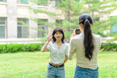 毕业拍照摄影照片_人像白天两个女孩学校拍照摄影图配图