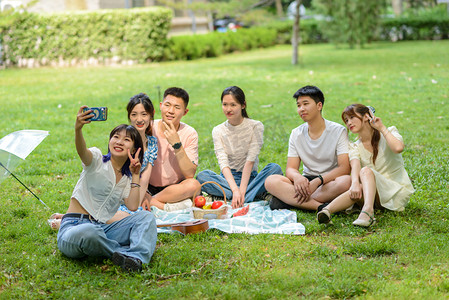 朝鲜族聚餐摄影照片_人像白天六个人草地拍照摄影图配图