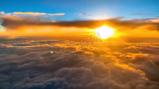 夕阳摄影照片_高空超唯美云层落日