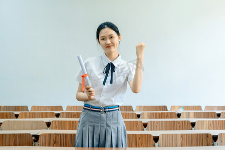 人像白天大学生教室加油摄影图配图