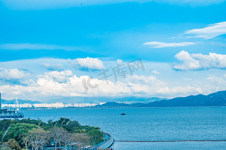 蓝天白云大海摄影照片_蓝天白云大海海景风景摄影图配图