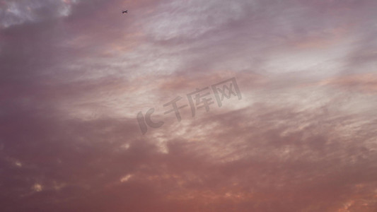粉色天空云朵摄影照片_唯美夕阳云彩流动