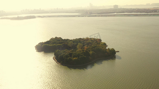风景摄影照片_唯美湖中小岛生态波光粼粼的湖面风景