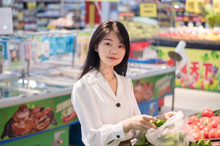 三八节banner图摄影照片_蔬菜超市市场下班采购摄影图配图