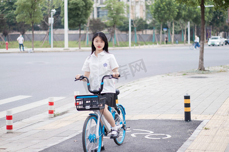 漂亮骑车单车运动美女摄影图配图