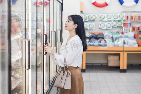 美女购物超市下班酸奶摄影图配图