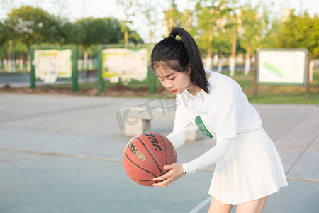 校园青春校园摄影照片_美女打球篮球青春校园摄影图配图