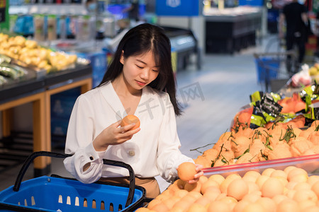 采购入库单摄影照片_超市美女采购下班购物摄影图配图