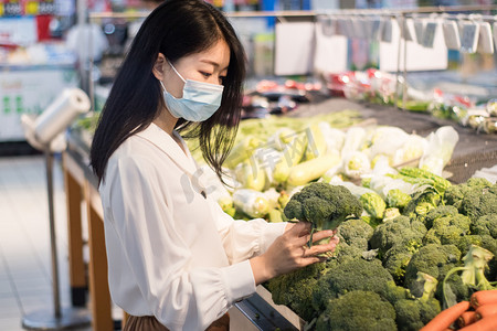 蔬菜美女超市下班菜场摄影图配图