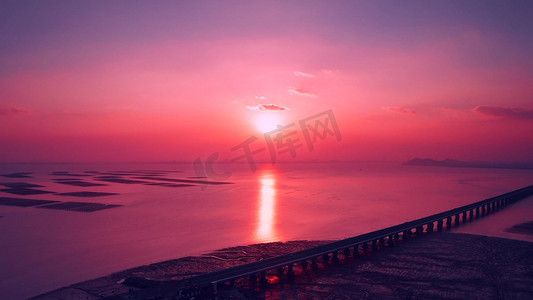 海边晚霞摄影照片_跨海大桥边唯美夕阳晚霞素材