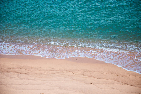 海边夏天海浪沙滩风吹海浪摄影图配图