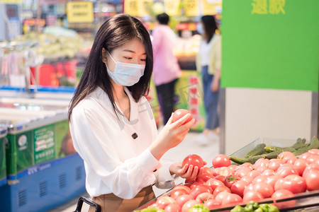 水果超市摄影照片_水果超市上班族采购美女摄影图配图