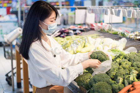 蔬菜蓝蔬菜摄影照片_美女购物超市下班菜场摄影图配图