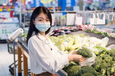 超市购物采购美女下班摄影图配图