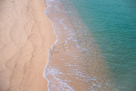 海边挖沙子摄影照片_自然风景夏天海浪海边冲刷摄影图配图
