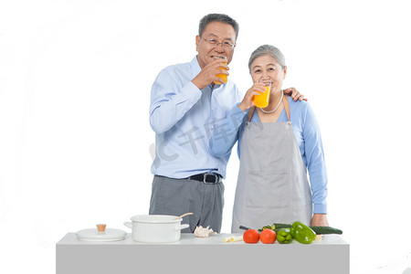 健康饮食白天夫妻室内一起喝果汁摄影图配图