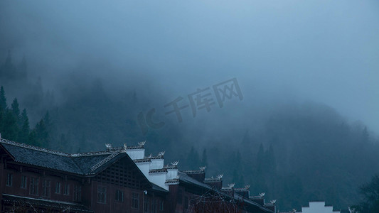 古风意境水墨风惊蛰片头模板摄影照片_唯美山间房屋云雨雾气消散意境