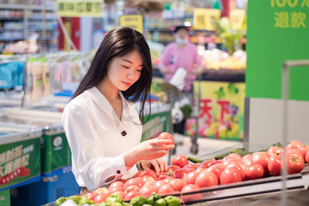 家庭摄影照片_西红柿美女超市市场下班摄影图配图