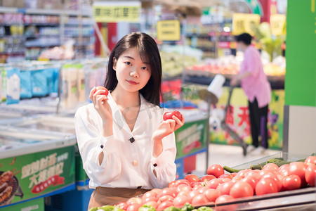 请按时下班摄影照片_超市美女购物下班菜场摄影图配图