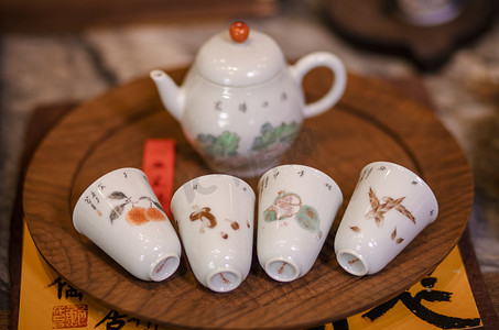 陶瓷工艺摄影照片_桌上的茶具茶杯白天茶具室内无摄影图配图