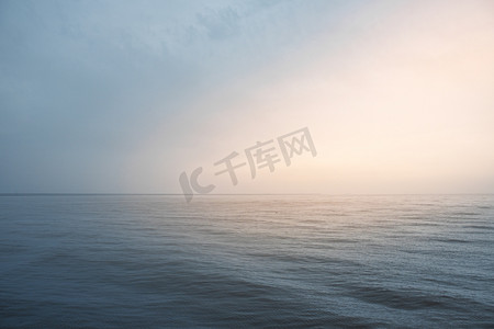 海面摄影照片_平静海面下午海水海洋无摄影图配图