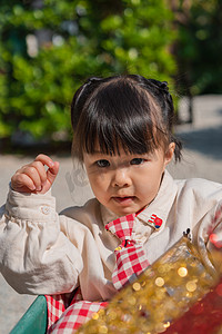 圣诞小孩摄影照片_圣诞儿童下午儿童户外半身照摄影图配图