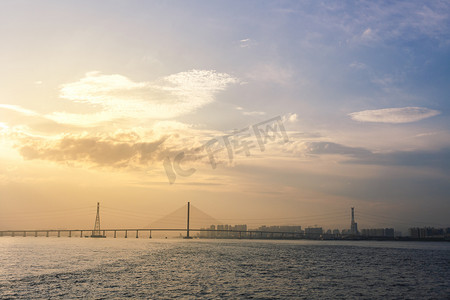 城市云层摄影照片_跨江大桥日落大桥城市无摄影图配图