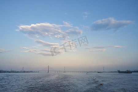 大海轮船摄影照片_海水跨海大桥下午海水海洋无摄影图配图