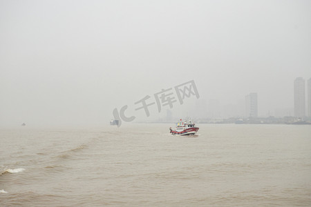 海洋上的轮船摄影照片_海面上的渔船早上渔船海面无摄影图配图