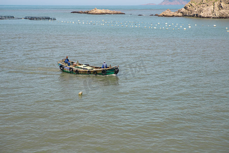 海上沙滩摄影照片_海上渔船下午渔船海洋无摄影图配图