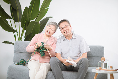 晚年生活摄影照片_家庭和谐白天夫妇客厅看镜头摄影图配图