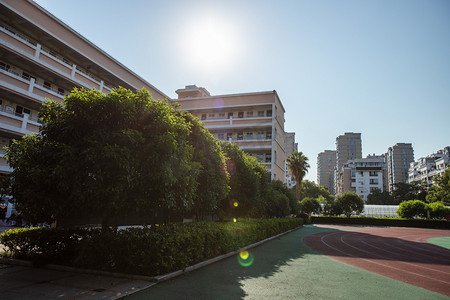 毕业季操场摄影照片_学校校园下午建筑学校无摄影图配图