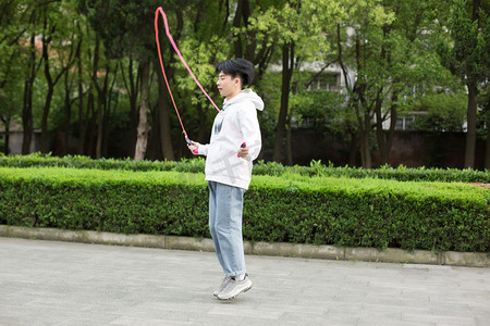 运动男性跳绳青春活力摄影图配图