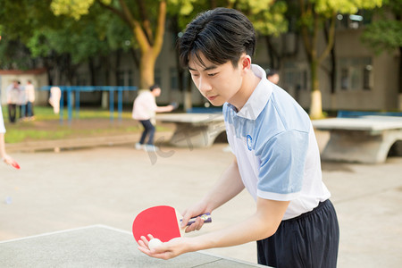 帅哥人像摄影照片_乒乓球运动帅哥学生校园摄影图配图