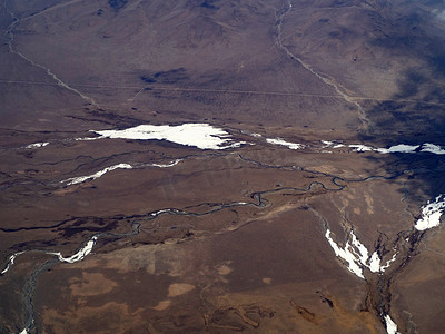 俯瞰山川摄影照片_航拍风光白天雪山飞机上俯瞰大地山峦摄影图配图
