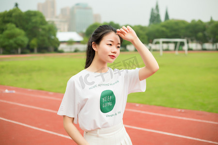 女生跑步摄影照片_田径场跑步跑道训练运动摄影图配图