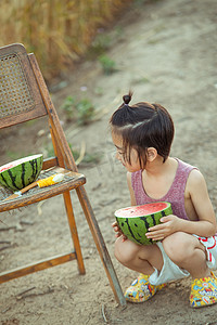 夏日儿童人像白天小男孩林间小路蹲着吃西瓜摄影图配图